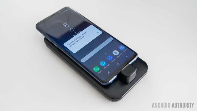 Ponsel pintar Samsung pada pengisian nirkabel DeX Pad.