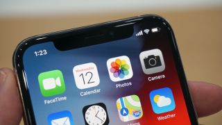 Notch iPhone X đã chia sẻ ý kiến ​​kể từ khi ra mắt vào năm 2017.