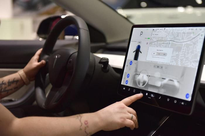 Tesla untuk menambahkan Netflix dan YouTube mengalir ke mobilnya
