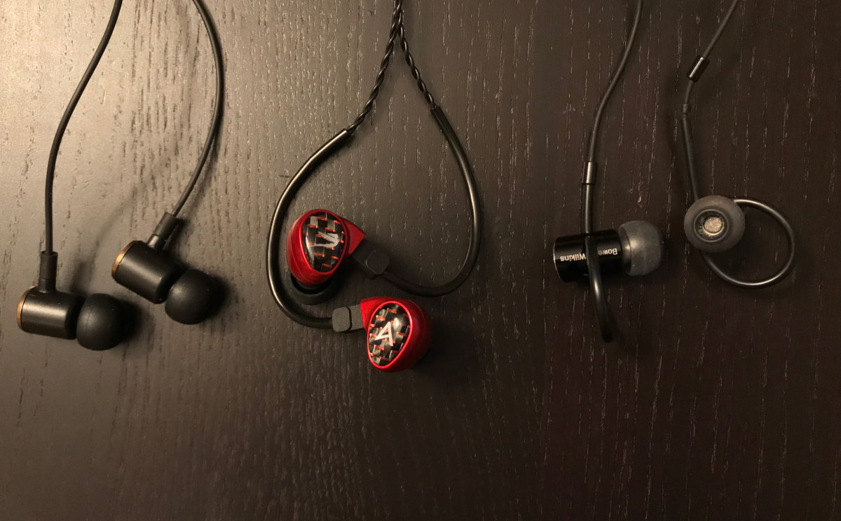 In-ear-headphones menggunakan gesekan (Audio Periodik Menjadi, kiri), membungkus telinga Anda (A&K Billie Jean, pertengahan