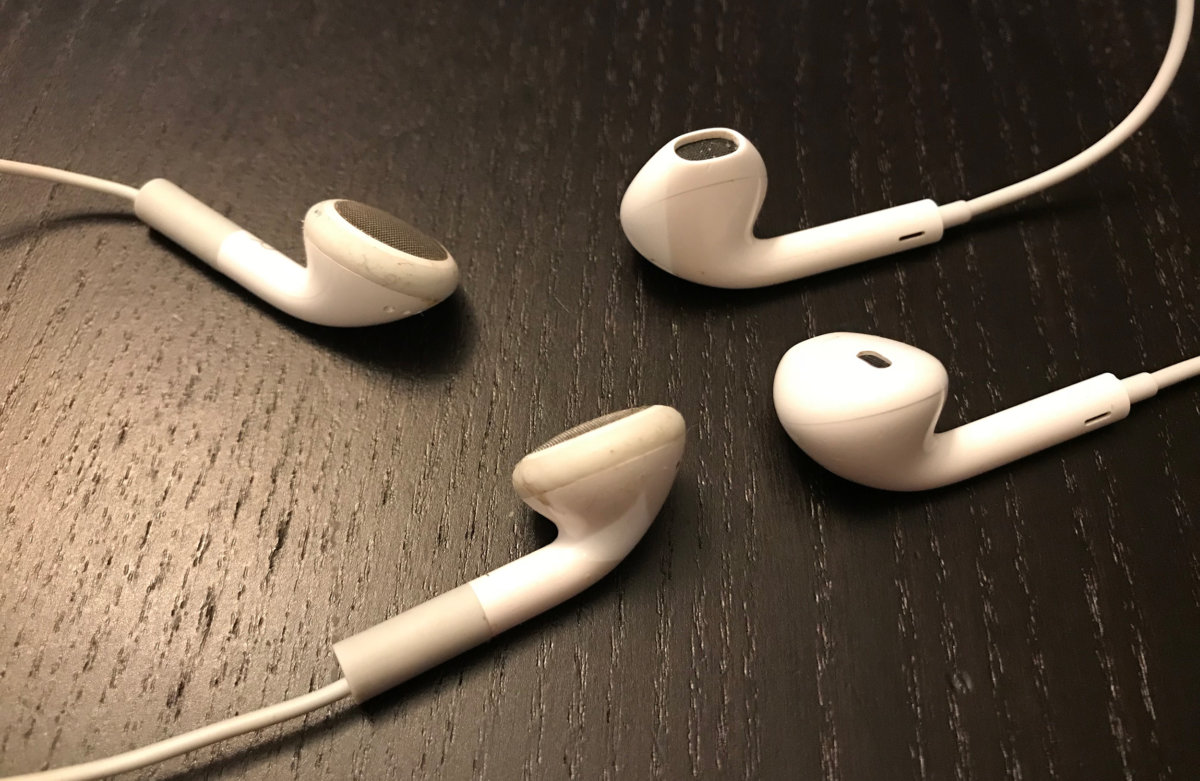 Apple adalah satu dari sedikit perusahaan yang masih membuat earbud. Desain earbud mereka telah berkembang seiring waktu