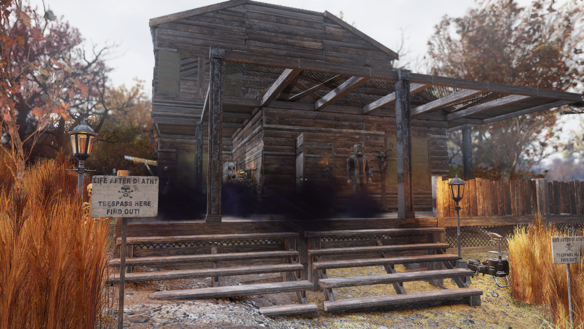 Fallout 76 - CAMP pemain, menampilkan kabin kumuh di sebelah tanda yang bertuliskan "Kehidupan setelah mati? Trespass di sini, cari tahu! "