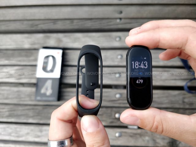 Xiaomi Mi Band 4 ULASAN & Penghapusan: must-have items in 2019! "Lebar =" 640 "height =" 480 "srcset =" // www.wovow.org/wp-content/uploads/2019/08/xiaomi-mi -band-4-review-unboxing-2019-wovow.org- 12.jpg 640w, //www.wovow.org/wp-content/uploads/2019/08/xiaomi-mi-band-4-review-unboxing- 2019-wovow.org-12-560x420.jpg 560w, // www.wovow.org/wp-content/uploads/2019/08/xiaomi-mi-band-4-review-unboxing-2019-wovow.org-12 -80x60.jpg 80w, //www.wovow.org/wp -content / uploads / 2019/08 / xiaomi-mi-band-4-review-unboxing-2019-wovow.org-12-100x75.jpg 100w, / /www.wovow.org/wp-content/uploads/2019/ 08 / xiaomi-mi-band-4-review-unboxing-2019-wovow.org-12-180x135.jpg 180w, //www.wovow.org/wp-content / unggahan / 2019/08 / xiaomi-mi-band -4-review-unboxing-2019-wovow.org-12-238x178.jpg 238w, //www.wovow.org/wp-content/uploads/2019 / 08 / xiaomi-mi-band-4-review-unboxing- 2019-wovow.org-12-24x18.jpg 24w, //www.wovow.org/wp-content/uploads/2019/08/xiaomi-mi- band-4-review-unboxing-2019-wovow.org-12 -36x27.jpg 36w, //www.wovow.org/wp-content / uploads / 2019/08 / xiaomi-mi-band-4 -review-unboxing-2019-wovow.org-12-48x36.jpg 48w "size =" (lebar maksimum: 640px) 100vw, 640px