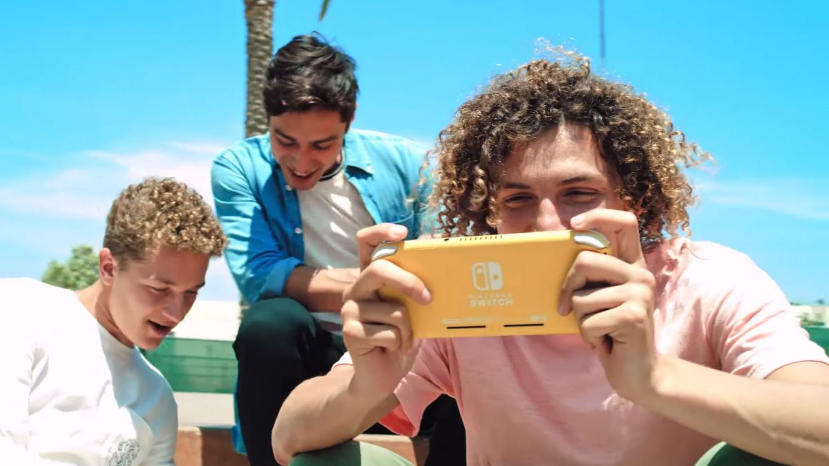 Nintendo Switch Lite dipastikan memiliki baterai lebih kecil dari model aslinya