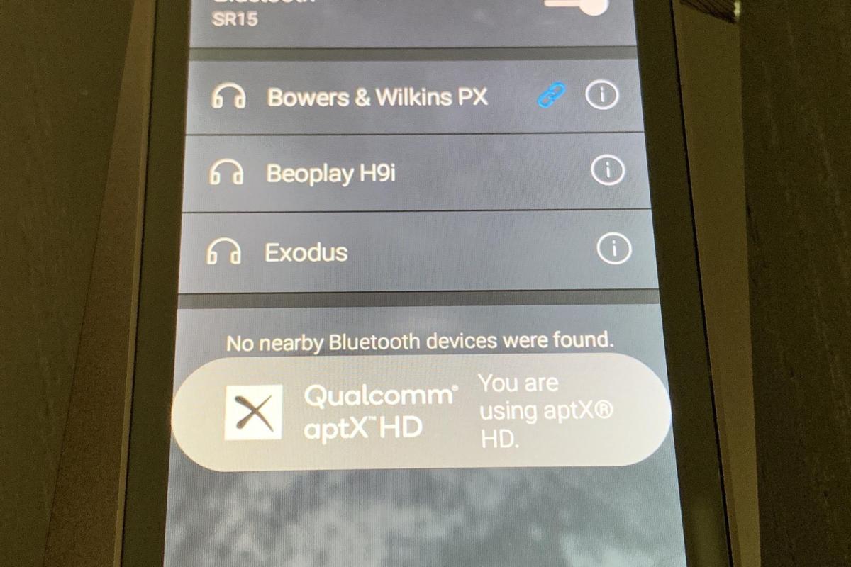 SR15 подключен к моим наушникам Bowers & Wilkins PX с поддержкой aptX HD.