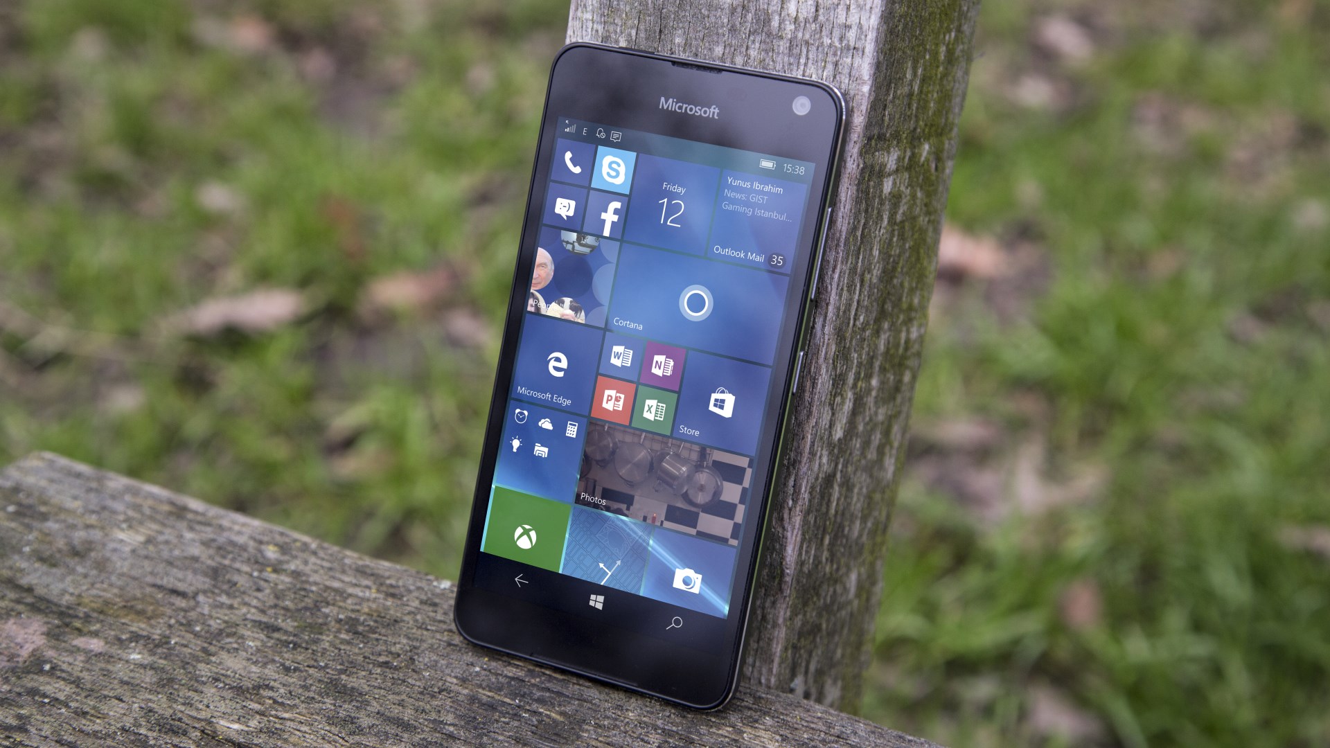 Ulasan Microsoft Lumia 650: Desain hebat, chipset mengerikan