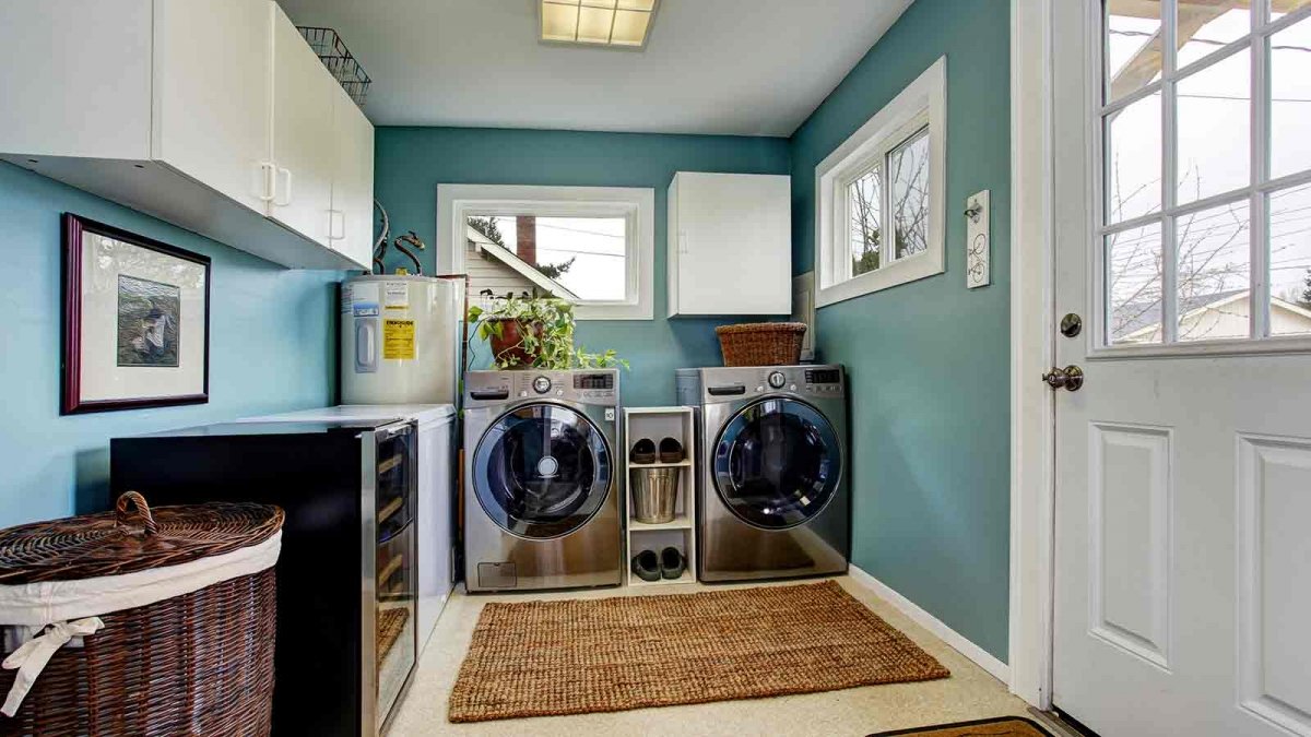 mesin cuci dan pengering efisiensi tinggi di ruang binatu yang cantik