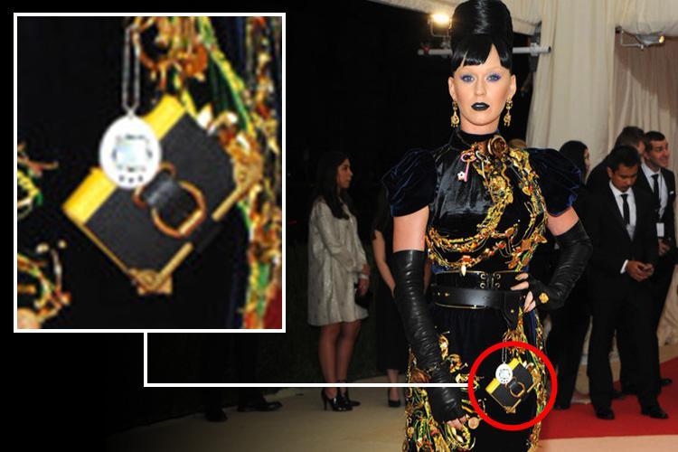  Katy Perry adalah penggemar Tamigotchi, terlihat mengenakan mainan selama 2016 Met Gala