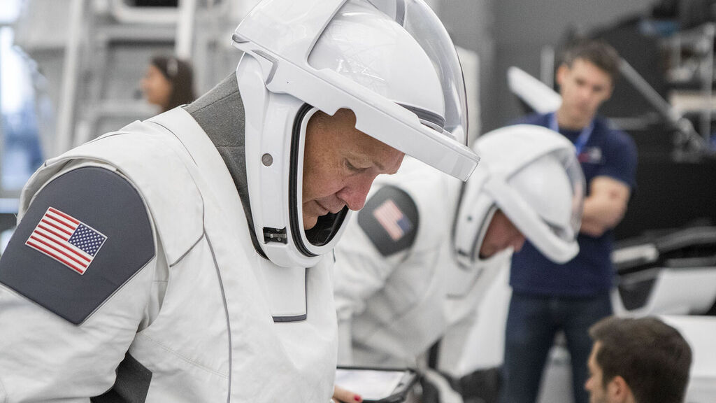 Begitu juga pakaian antariksa untuk astronot SpaceX pertama 1
