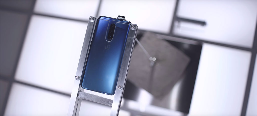 Video menunjukkan kamera depan OnePlus 7 Pro memegang hingga 22kg blok beton
