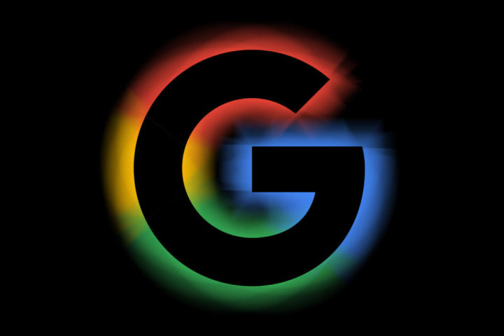 Siyah arka planlı Google logosu
