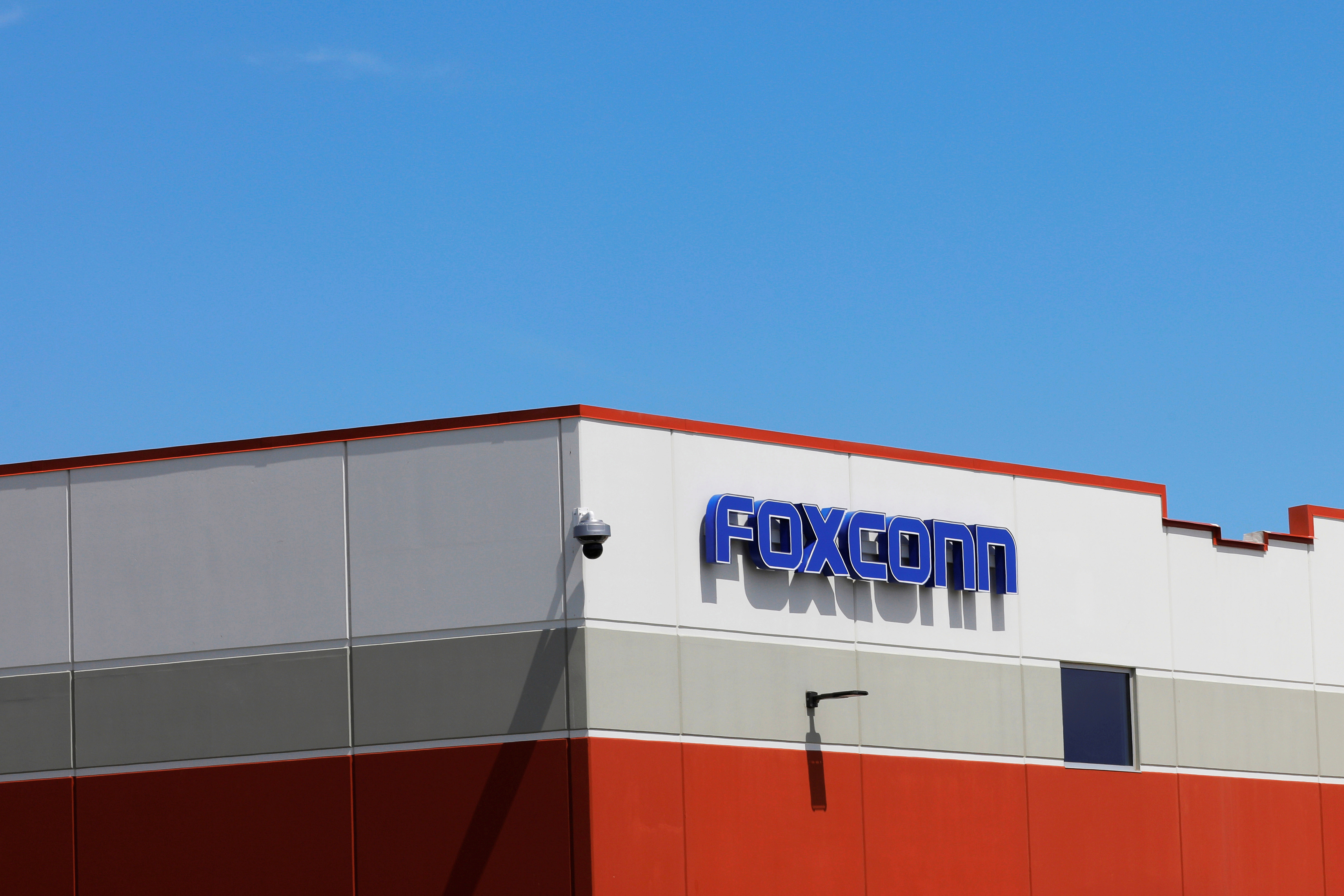   Foxconn säger att det kommer att se till att det inte bryter mot arbetslagar - Amazon säger att det har inlett en utredning under tiden