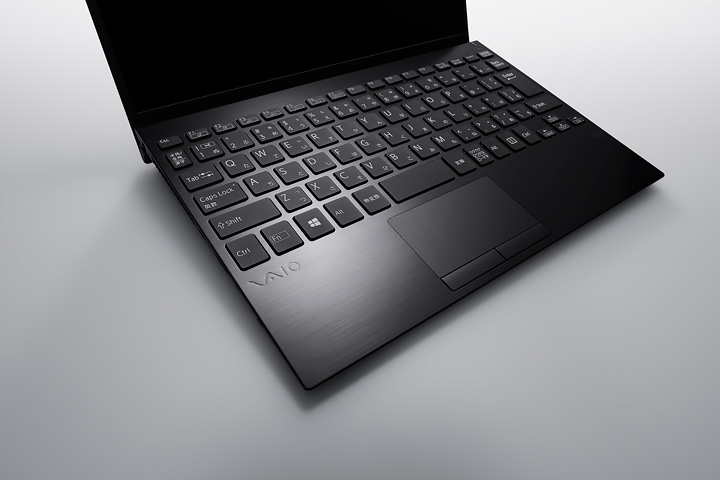 VAIO SX12 adalah laptop kompak dengan berbagai port 6