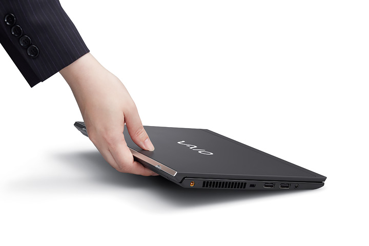 VAIO SX12 adalah laptop kompak dengan berbagai port 8