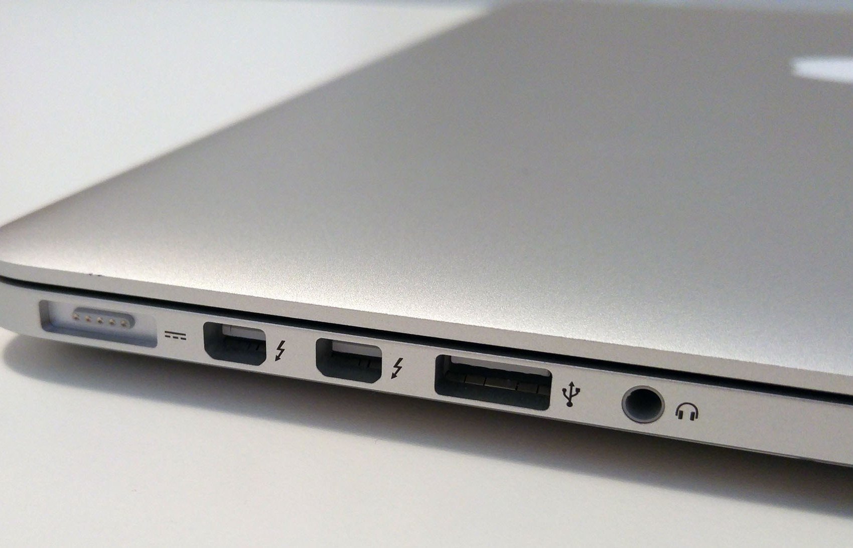MacBook Pro 15 ″: model dengan baterai gagal yang dilarang dari penerbangan AS
