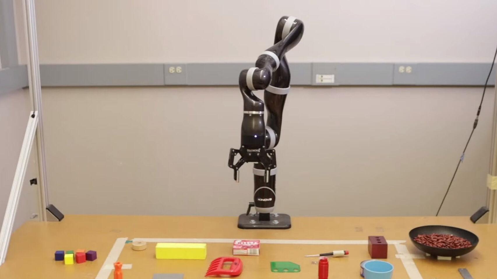 lengan robot ini memproduksi alat berdasarkan persediaan