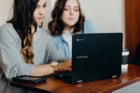Cara Menggunakan Layar Pisah di Chromebook
