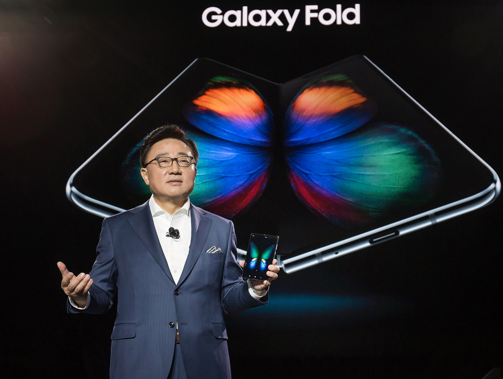  Samsung meluncurkan gadget smartphone / tablet yang dapat dilipat sendiri awal tahun ini
