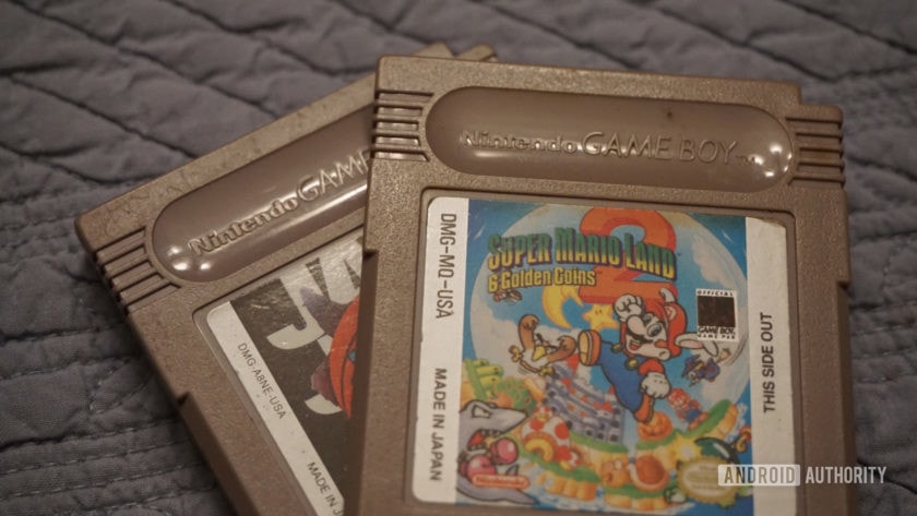 Hình ảnh của hai trò chơi Nintendo Game Boy.