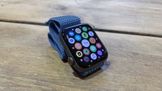 Fitbit Versa 2 vs Apple Watch 4 6