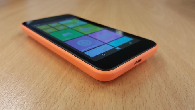 Sisi Nokia Lumia 530