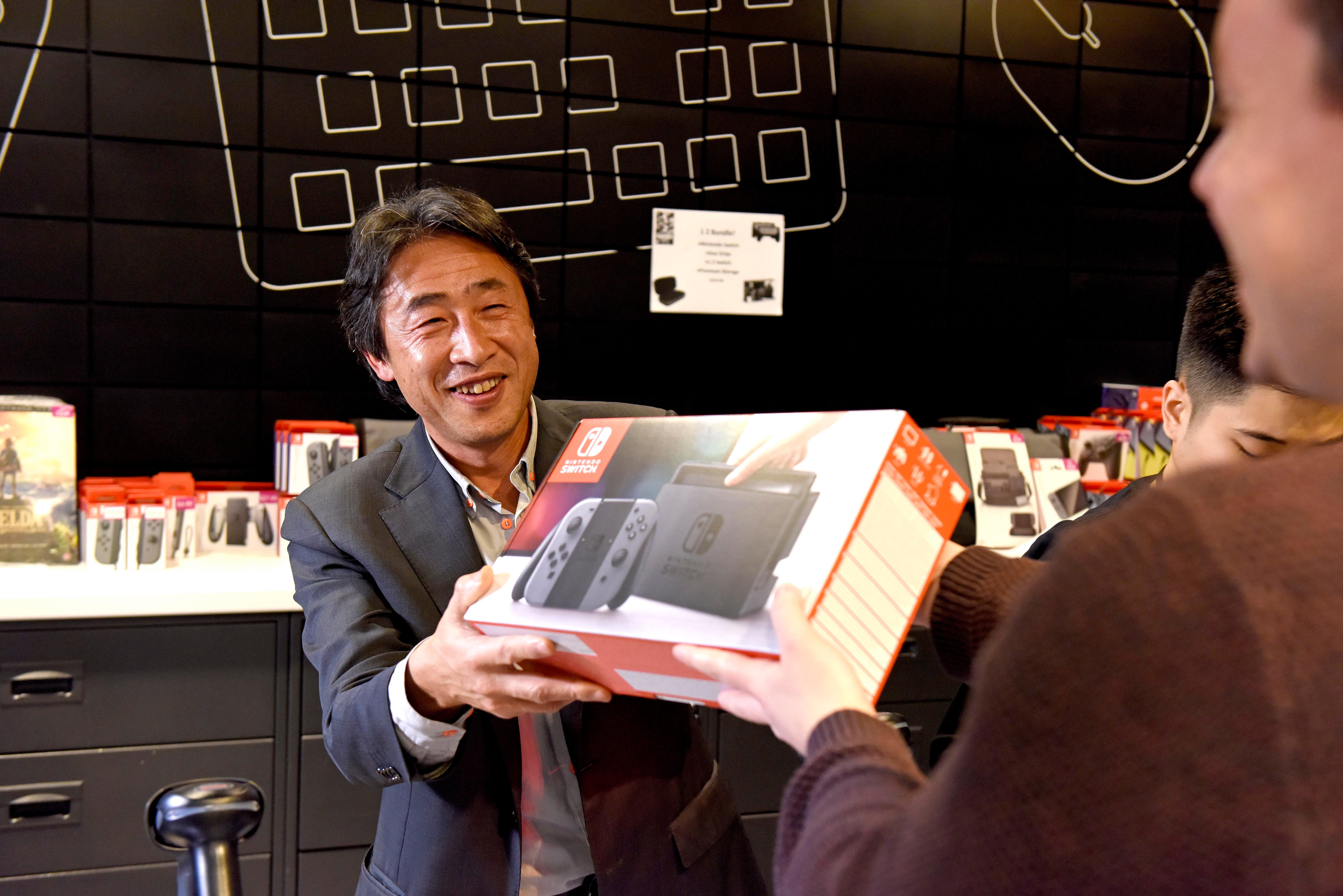  Satoru Shibata, Presiden Nintendo Eropa, di toko GAME di Wardour Street, London untuk meluncurkan yang sangat dinanti Nintendo Switch