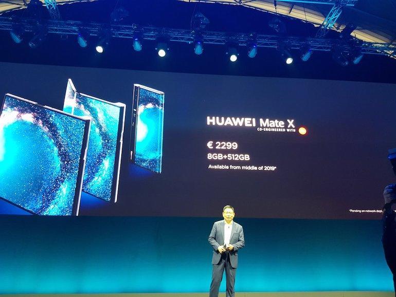 Smartphone Mate X lipat 5G Huawei memiliki satu perbedaan desain yang besar