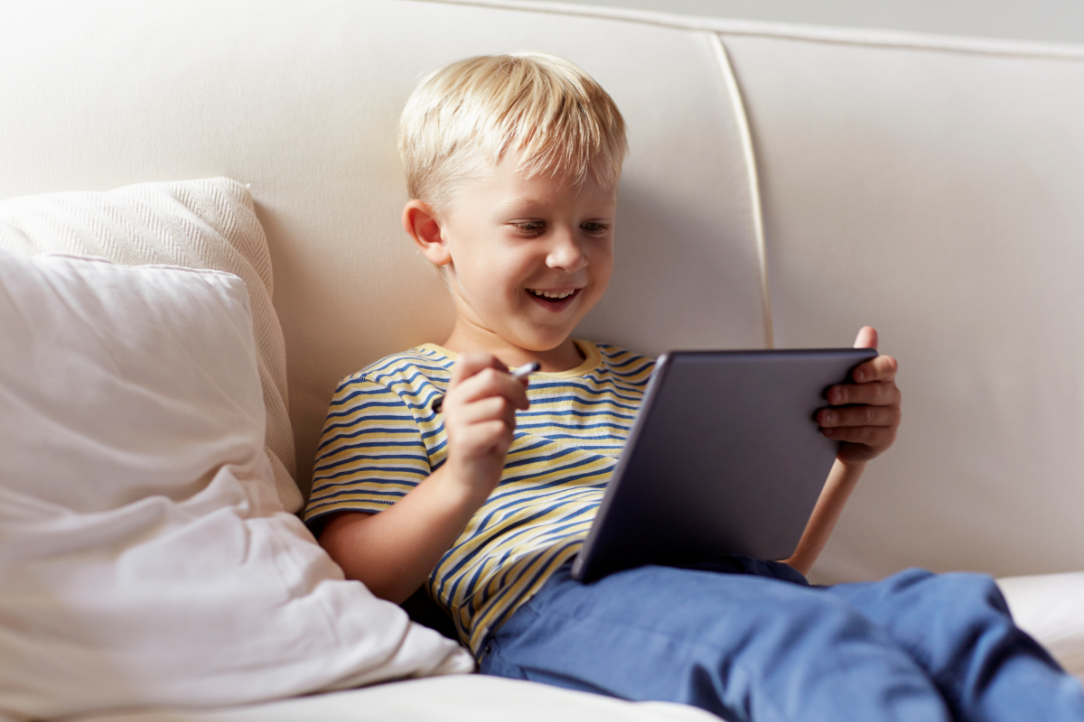 Anak-anak yang bermain dengan tablet dan smartphones sedang dilarang tidur yang berharga, para peneliti memperingatkan