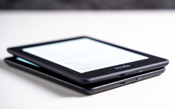 Amazon Kindle vs PaperUS putih microUSB