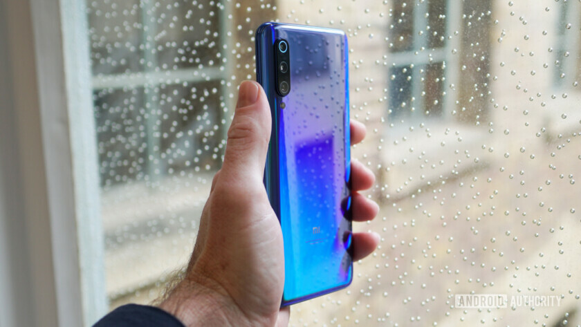 Xiaomi Mi. 9 синих в руке
