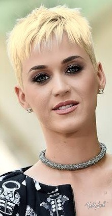 Katy Perry terbiasa mewarnai rambutnya, tetapi dia akan terlihat seperti apa dengan rambut platinum