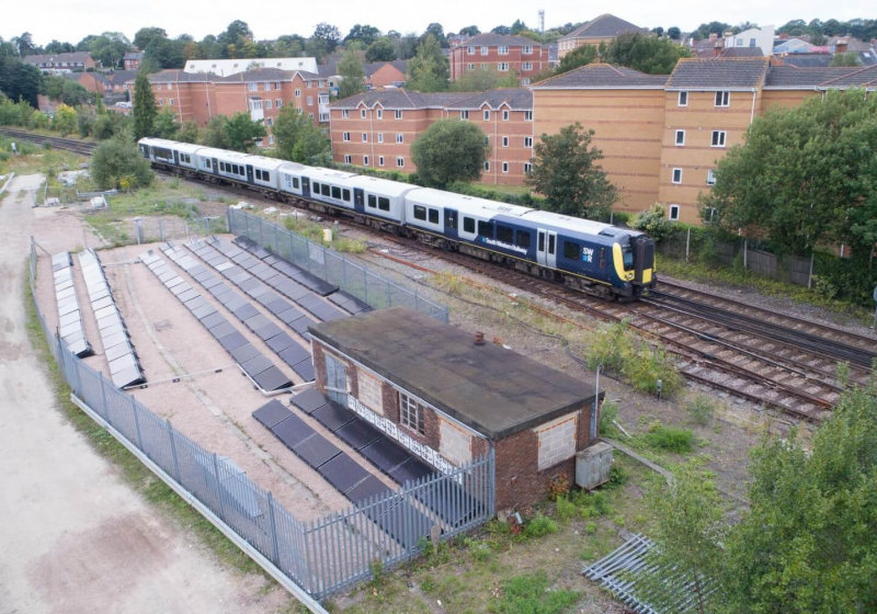 Jalur kereta bertenaga surya 'pertama' di dunia beroperasi di Inggris