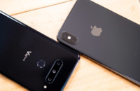 LG V40 solda, iPhone XS Max sağda.