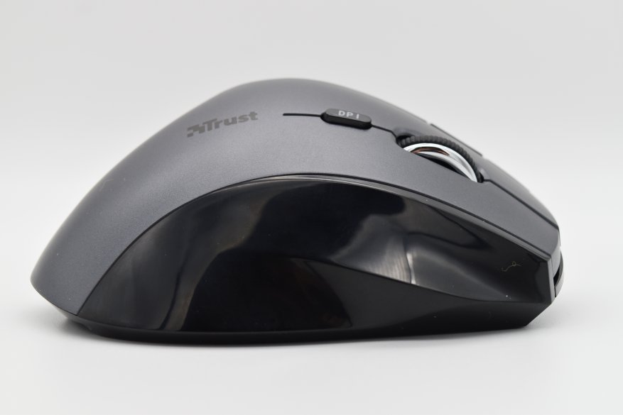Desain ergonomis khusus dengan kemiringan 60 derajat dalam ulasan mouse Trust Vergo 4