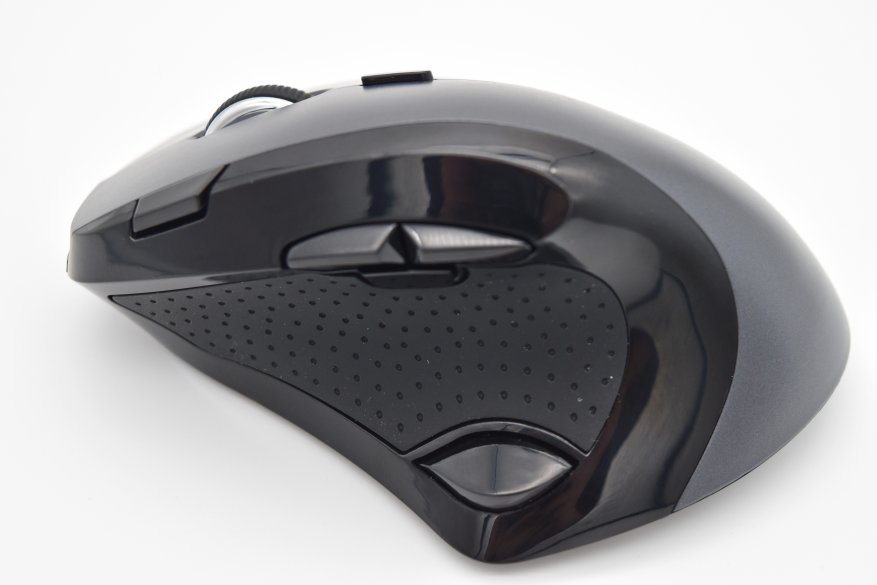 Desain ergonomis khusus dengan kemiringan 60 derajat dalam ulasan mouse Trust Vergo 5