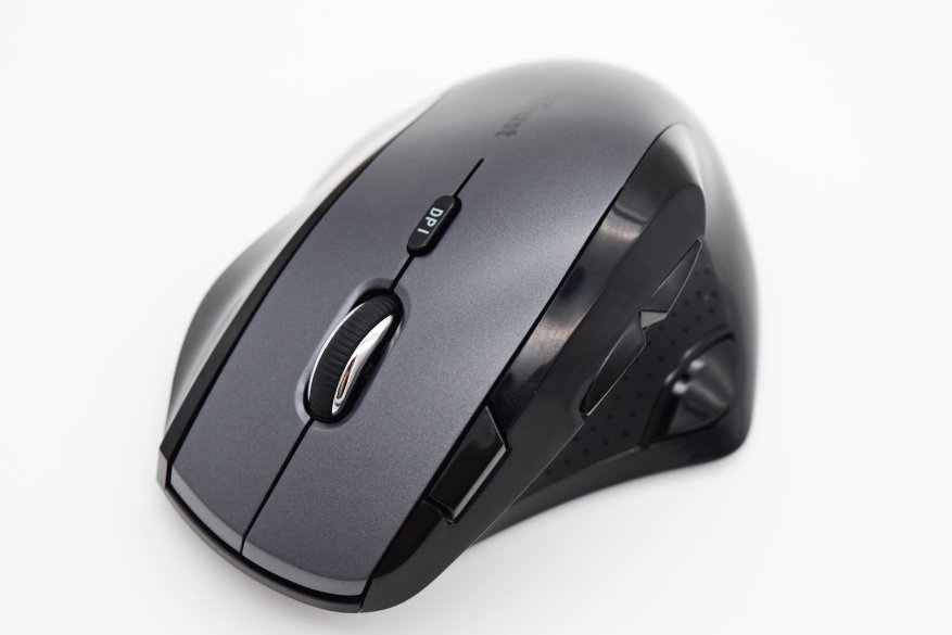 Desain ergonomis khusus dengan kemiringan 60 derajat dalam ulasan mouse Trust Vergo 6