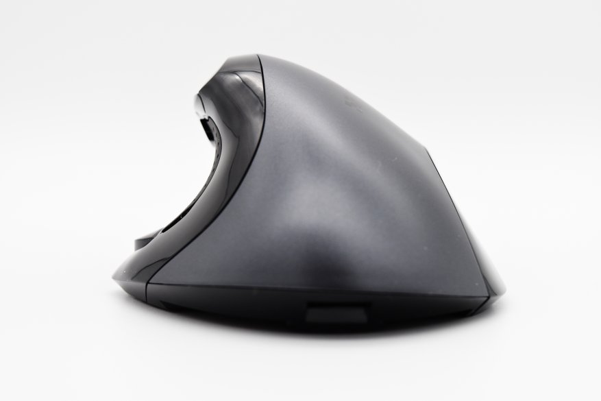Desain ergonomis khusus dengan kemiringan 60 derajat dalam ulasan mouse Trust Vergo 7