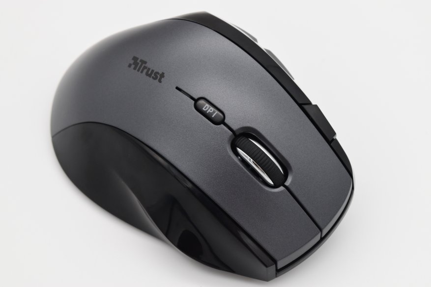 Desain ergonomis khusus dengan kemiringan 60 derajat dalam ulasan mouse Trust Vergo 8