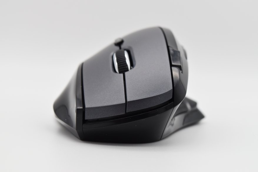 Desain ergonomis khusus dengan kemiringan 60 derajat dalam ulasan mouse Trust Vergo 9