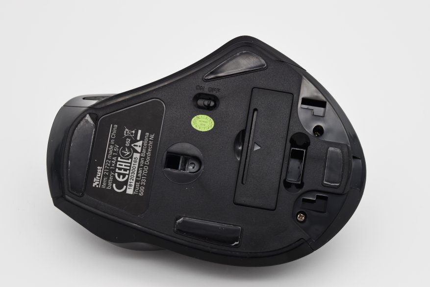 Desain ergonomis khusus dengan kemiringan 60 derajat dalam ulasan mouse Trust Vergo 10