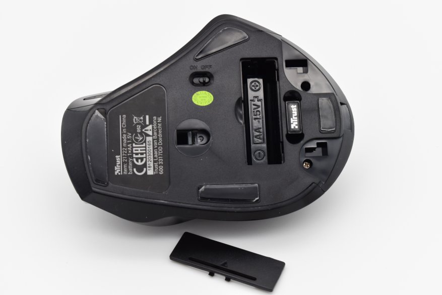Desain ergonomis khusus dengan kemiringan 60 derajat dalam ulasan mouse Trust Vergo 11
