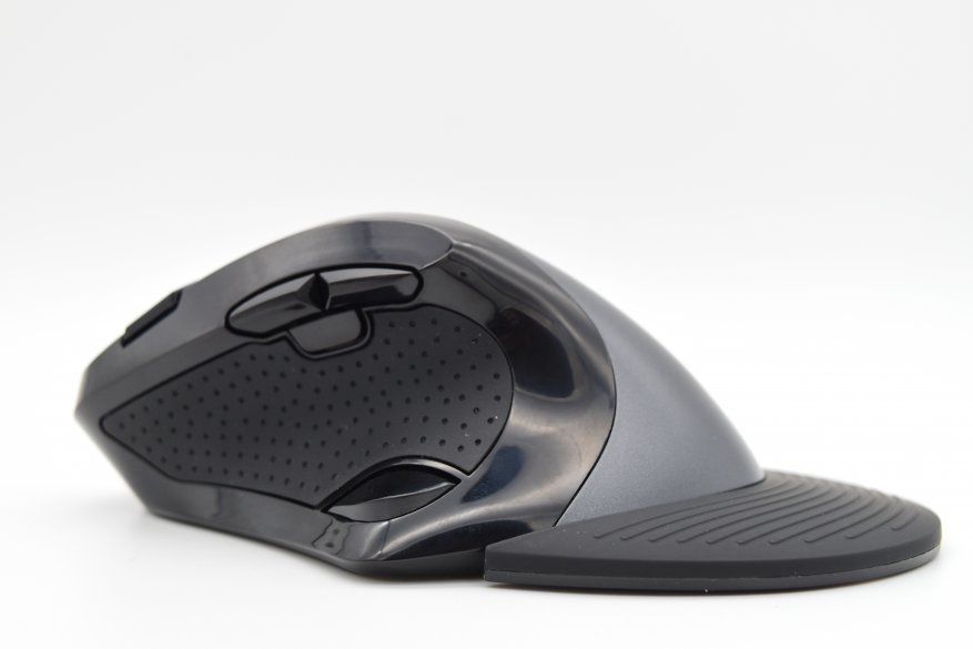 Desain ergonomis khusus dengan kemiringan 60 derajat dalam ulasan mouse Trust Vergo 12