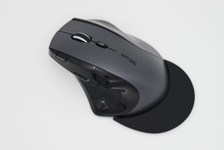 Desain ergonomis khusus dengan kemiringan 60 derajat dalam ulasan mouse Trust Vergo 13