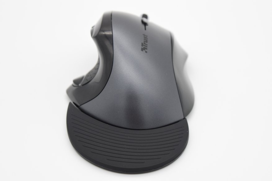 Desain ergonomis khusus dengan kemiringan 60 derajat dalam ulasan mouse Trust Vergo 14