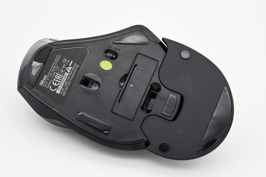Desain ergonomis khusus dengan kemiringan 60 derajat dalam ulasan mouse Trust Vergo 15