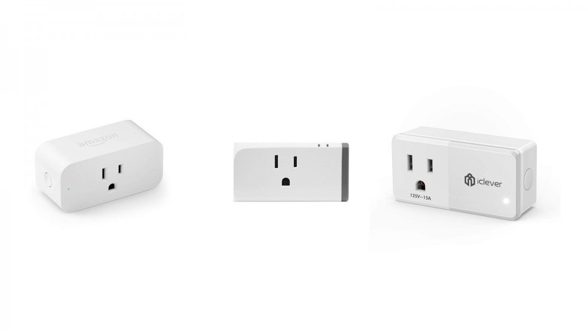 Sebuah Amazon Smart plug, Smart Plug Sonoff, dan smart plug iClever berdampingan.