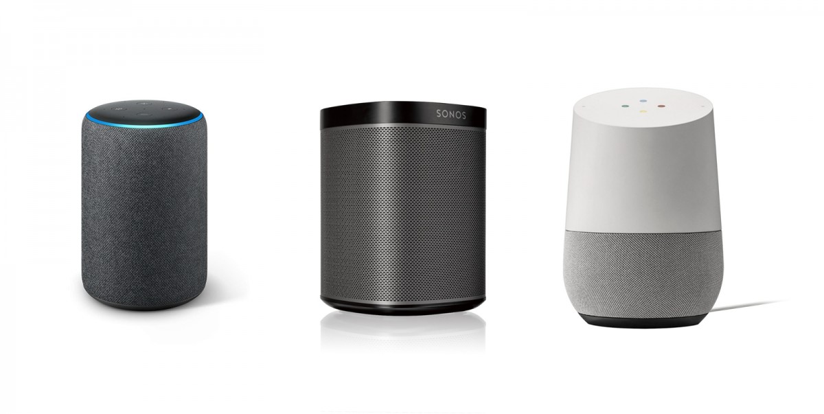 Sebuah Amazon Echo, Sonos Play 1, dan Beranda Google duduk berurutan.