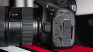 Soket headphone Canon EOS 90D, layar 4K, dan layar artikulasi yang ideal membuatnya ideal untuk video