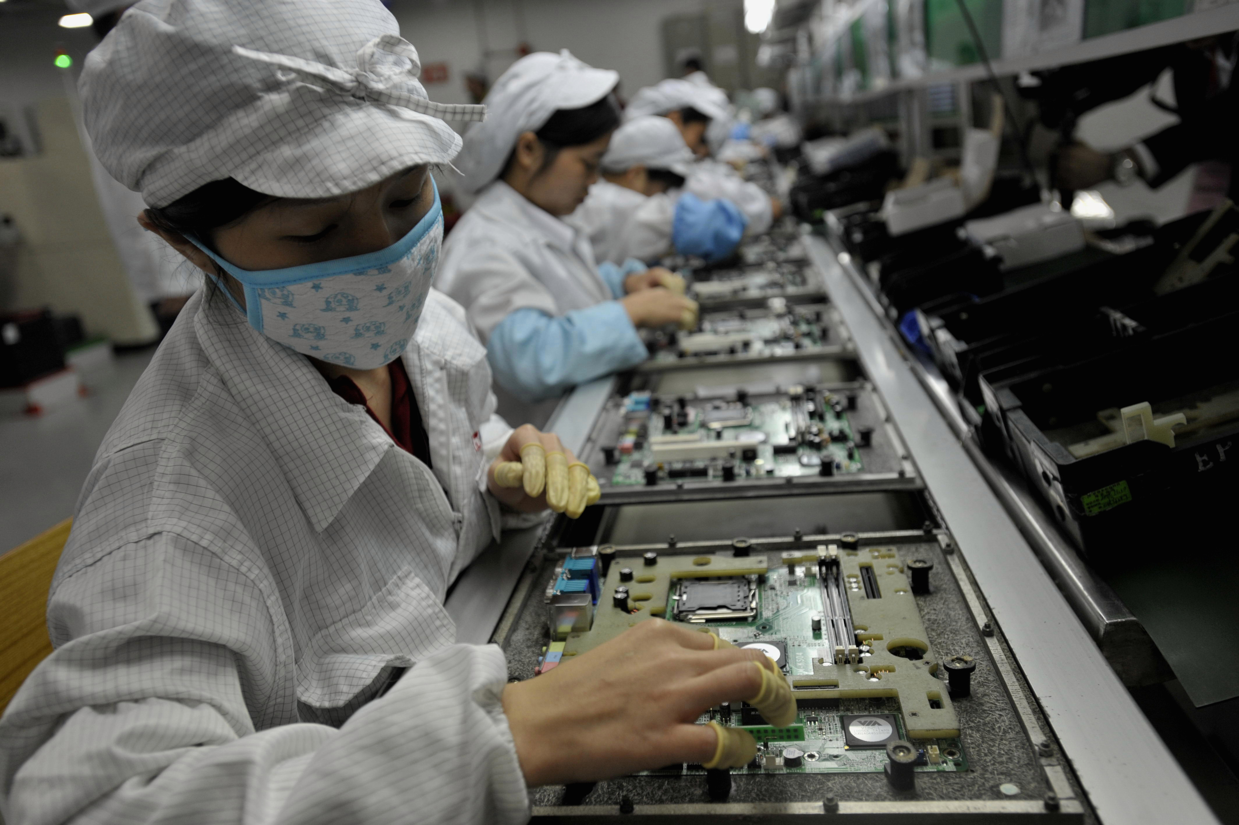  Pekerja di pabrik Foxconn di Cina. 'Magang' remaja dilaporkan telah dibuat untuk bekerja menghasilkan shift yang melelahkan AmazonProduk, kata sebuah badan amal