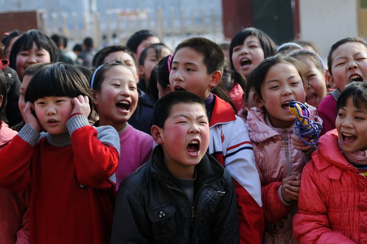 Anak-anak Tiongkok Dipaksa Bekerja Lembur untuk Industri Amazon Pembicara Gema